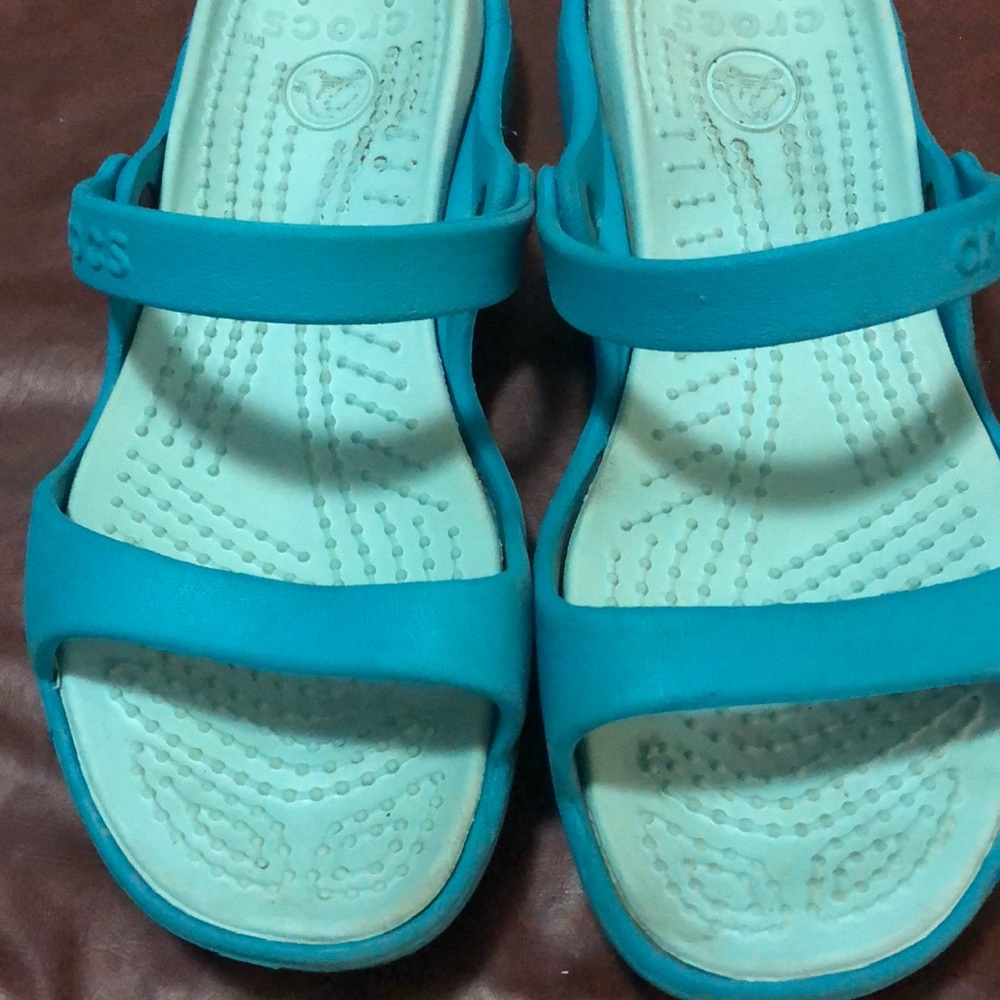 Crocs turquoise/ teal size 7, fits like a 6 Narrow
